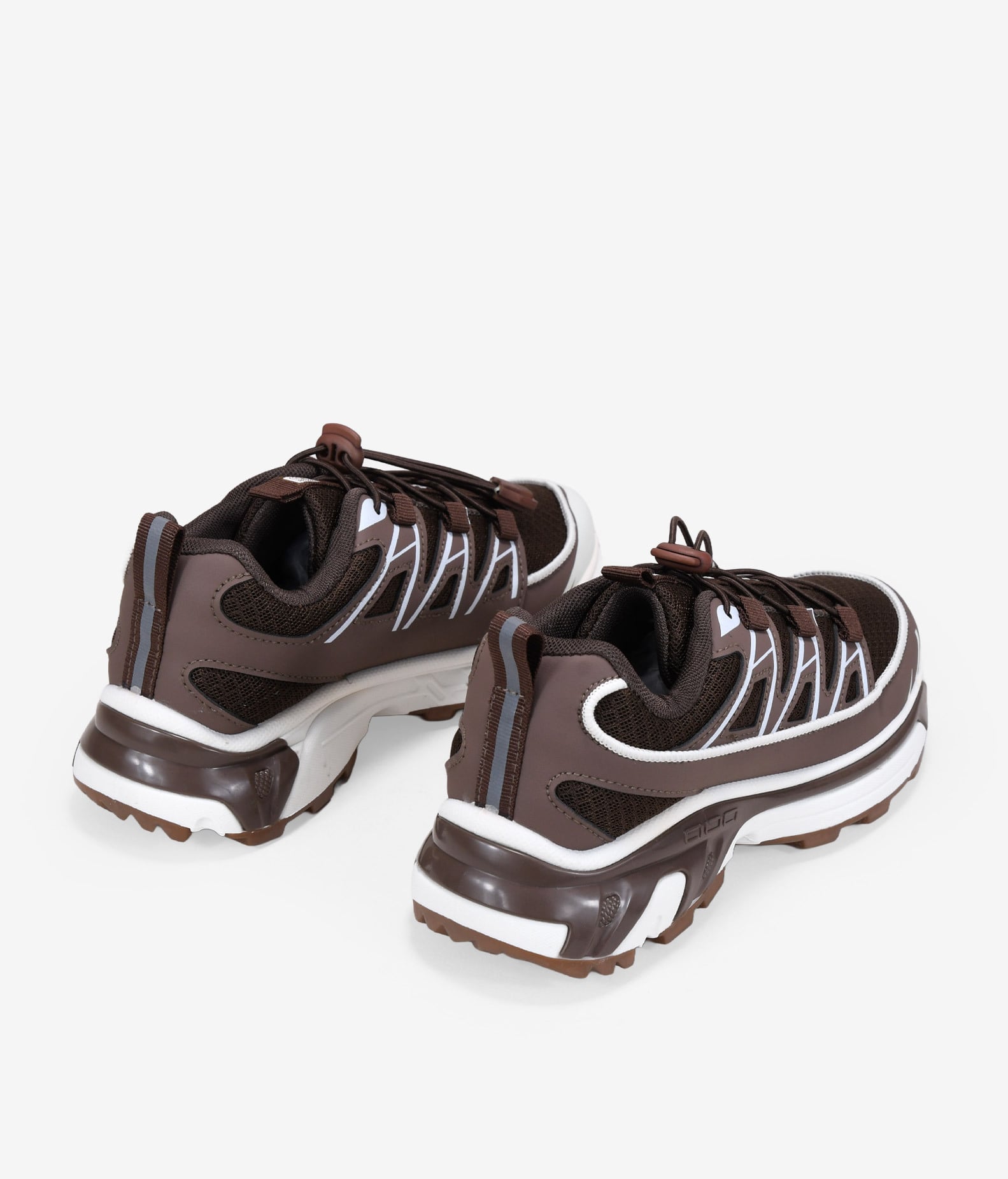 Zapatillas deportivas marrones con cordones ajustables