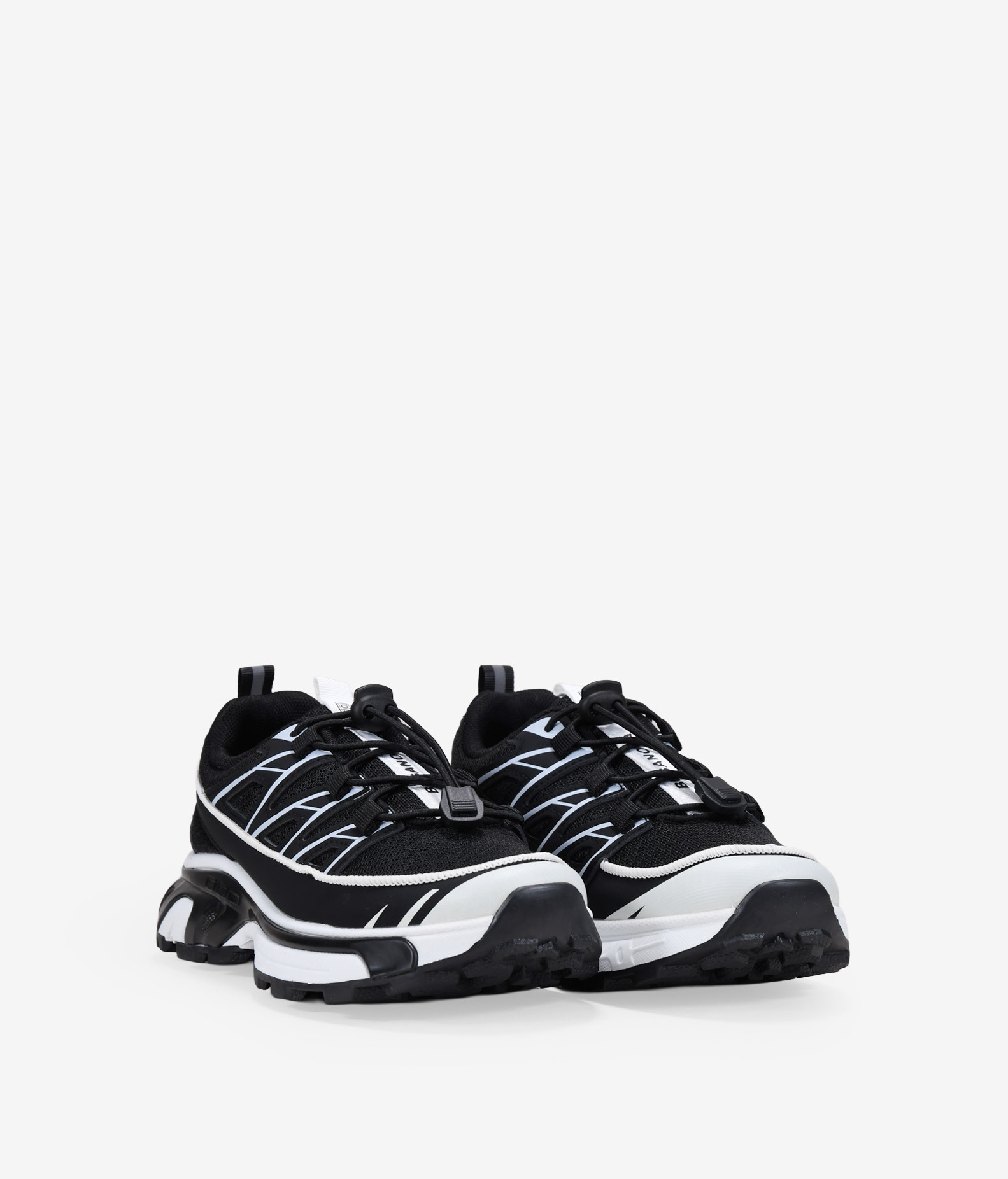 Zapatillas deportivas negras con cordones ajustables