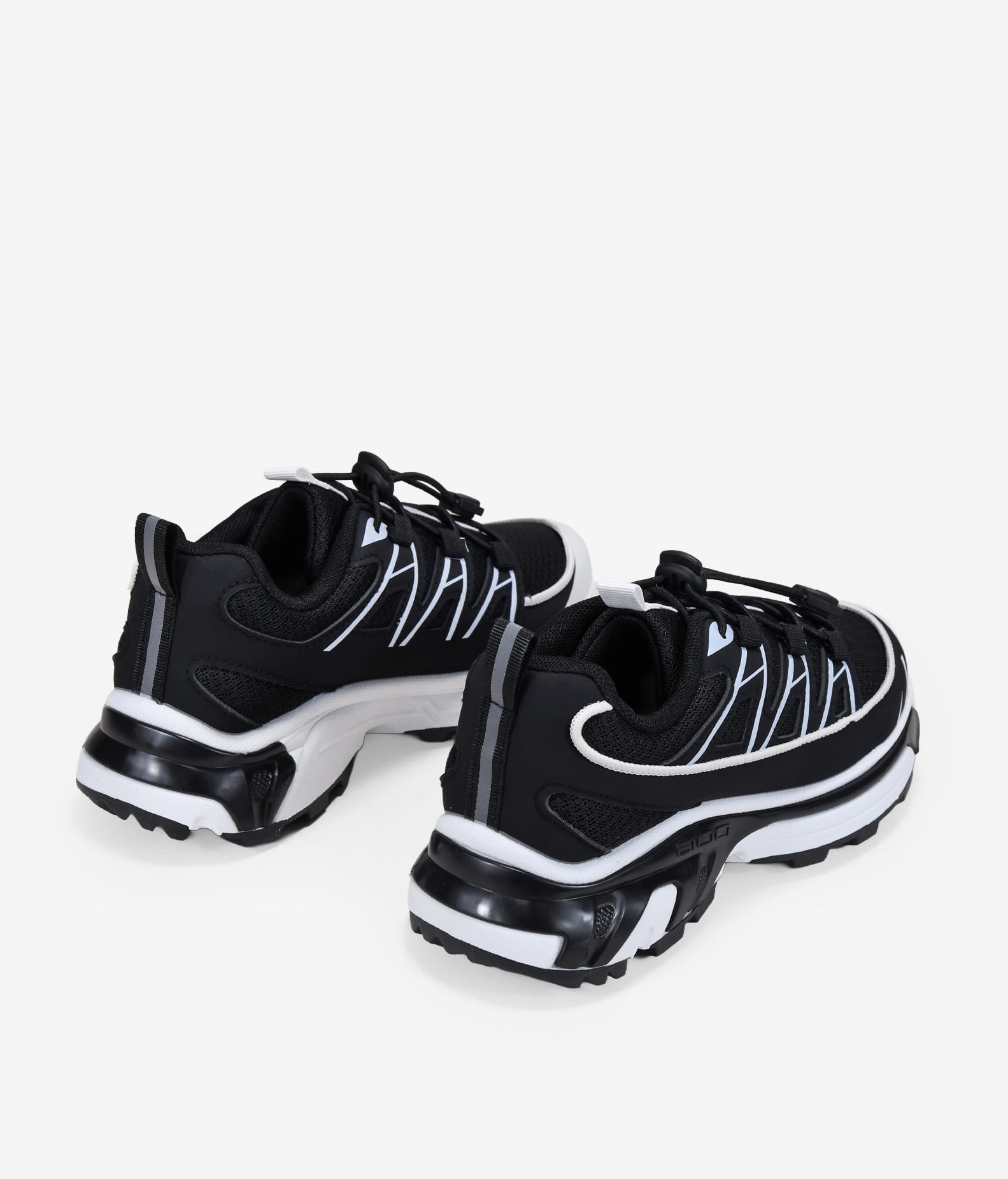 Zapatillas deportivas negras con cordones ajustables