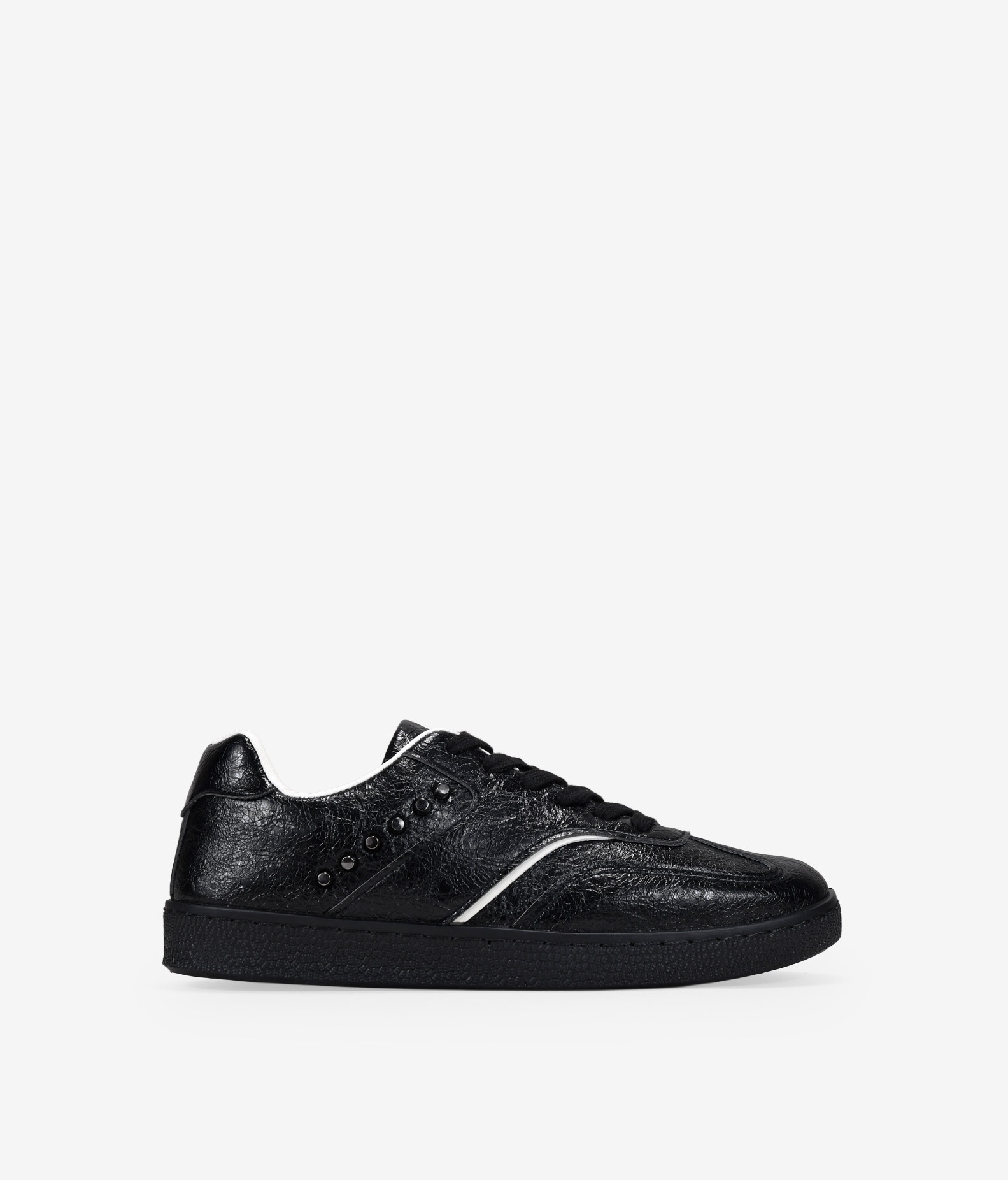 Zapatillas deportivas negras con tachuelas