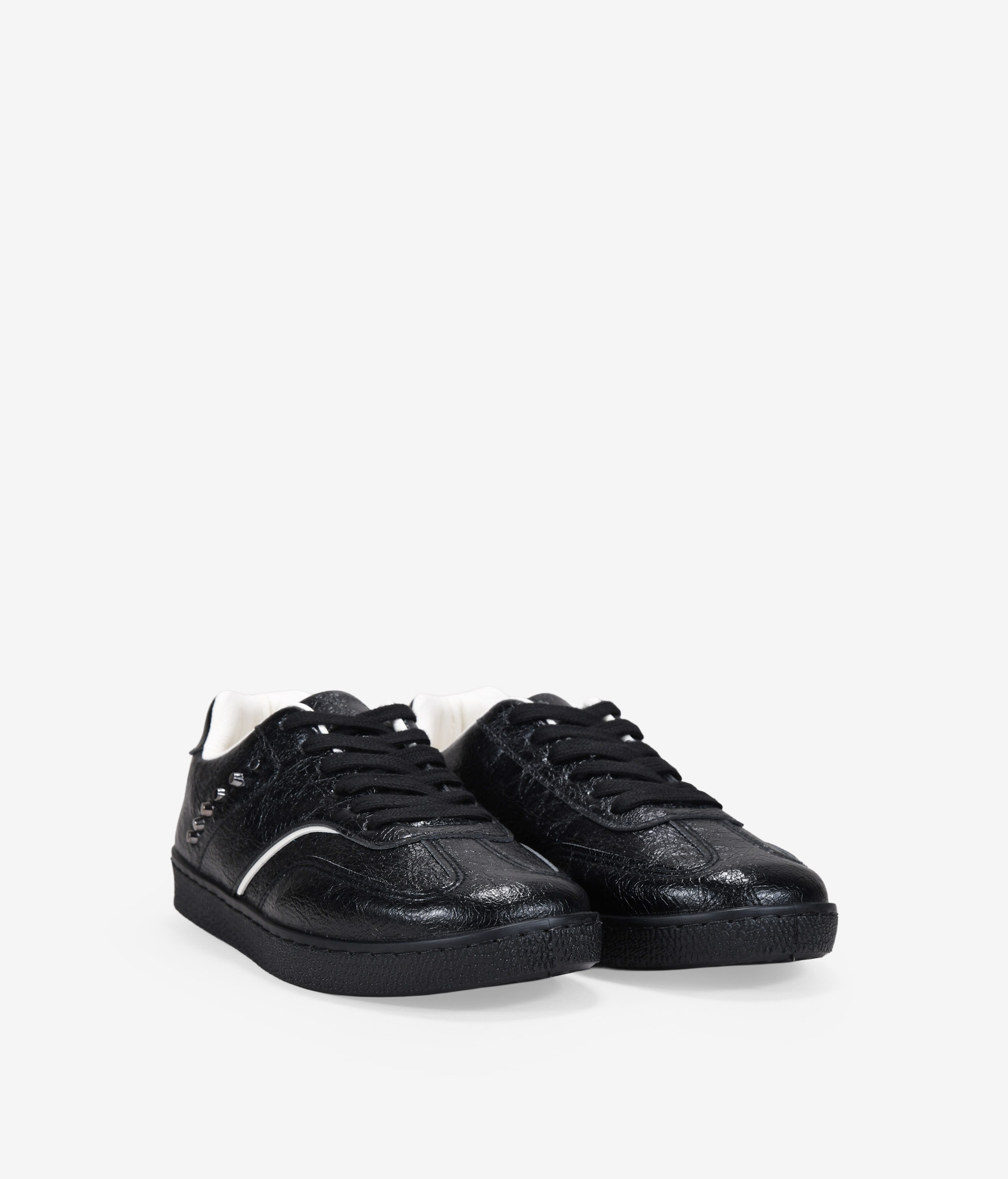 Zapatillas deportivas negras con tachuelas