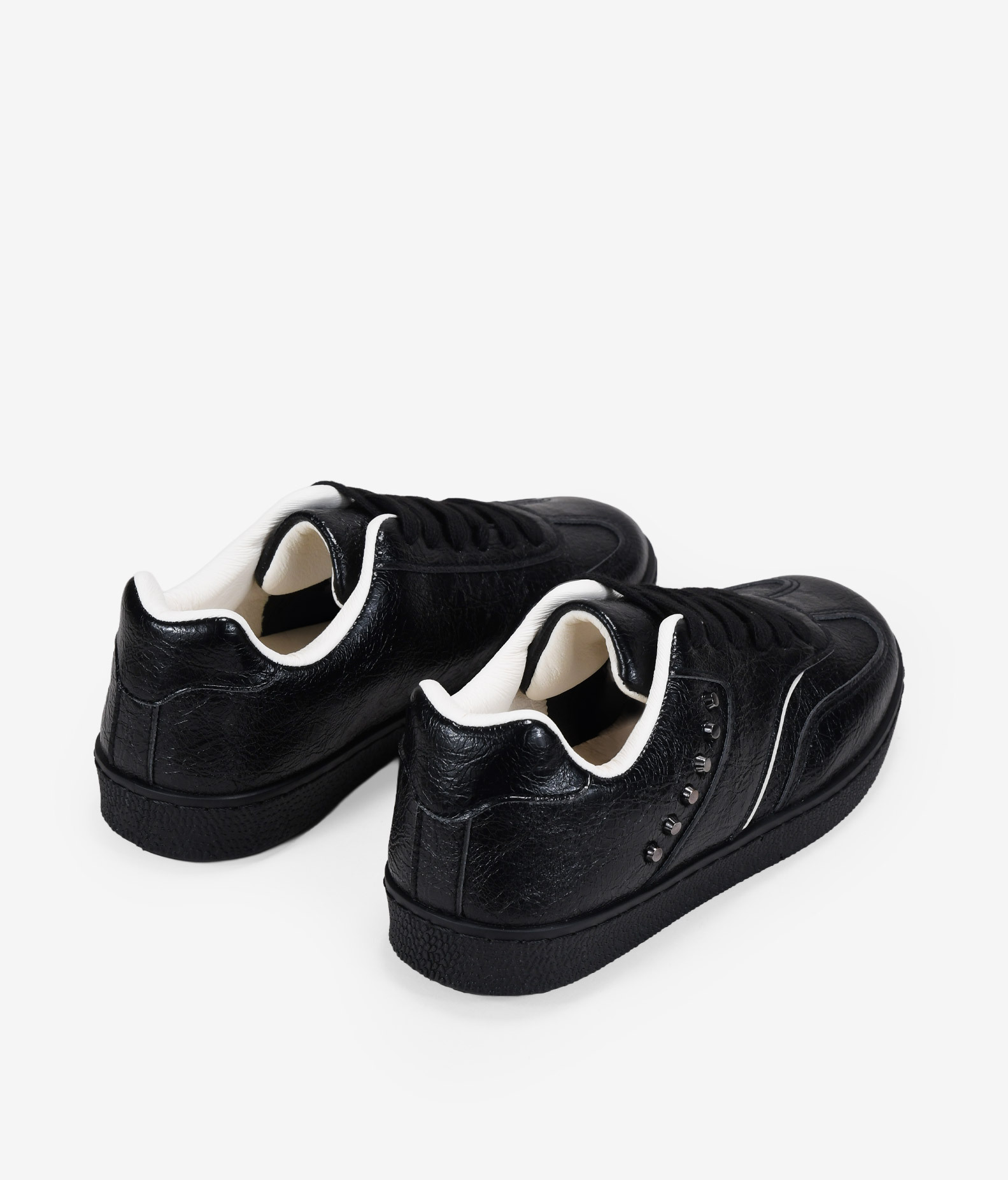 Zapatillas deportivas negras con tachuelas