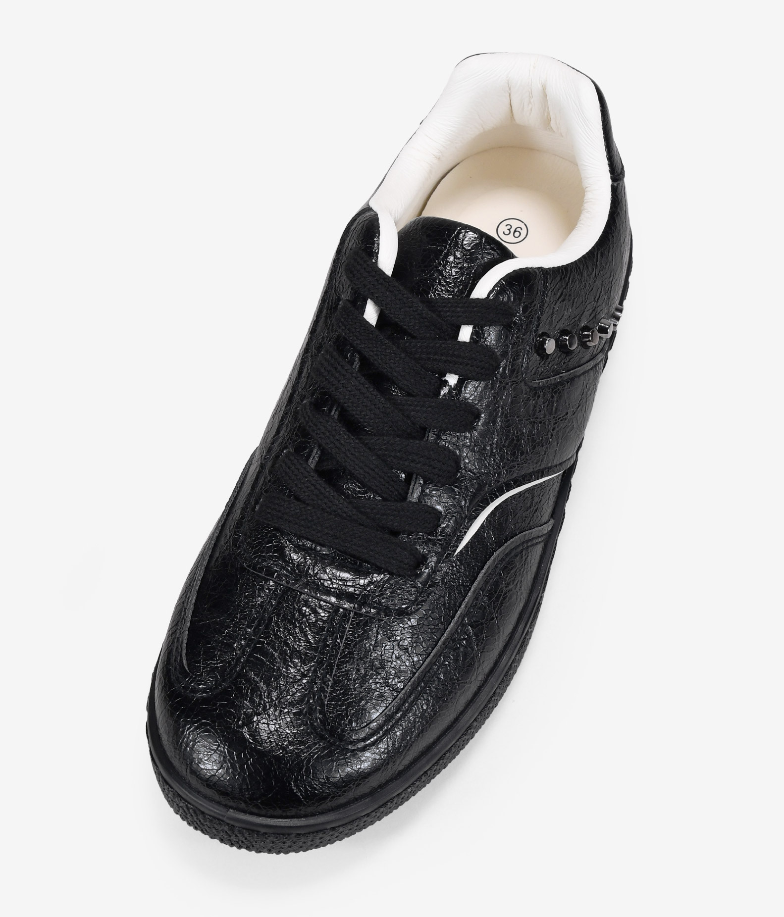Zapatillas deportivas negras con tachuelas