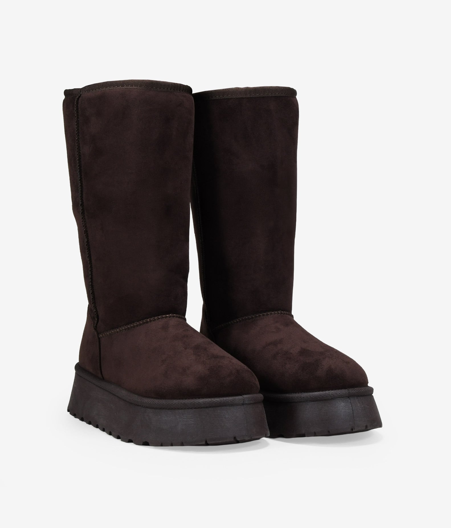 Botas altas marrones de invierno con plataforma