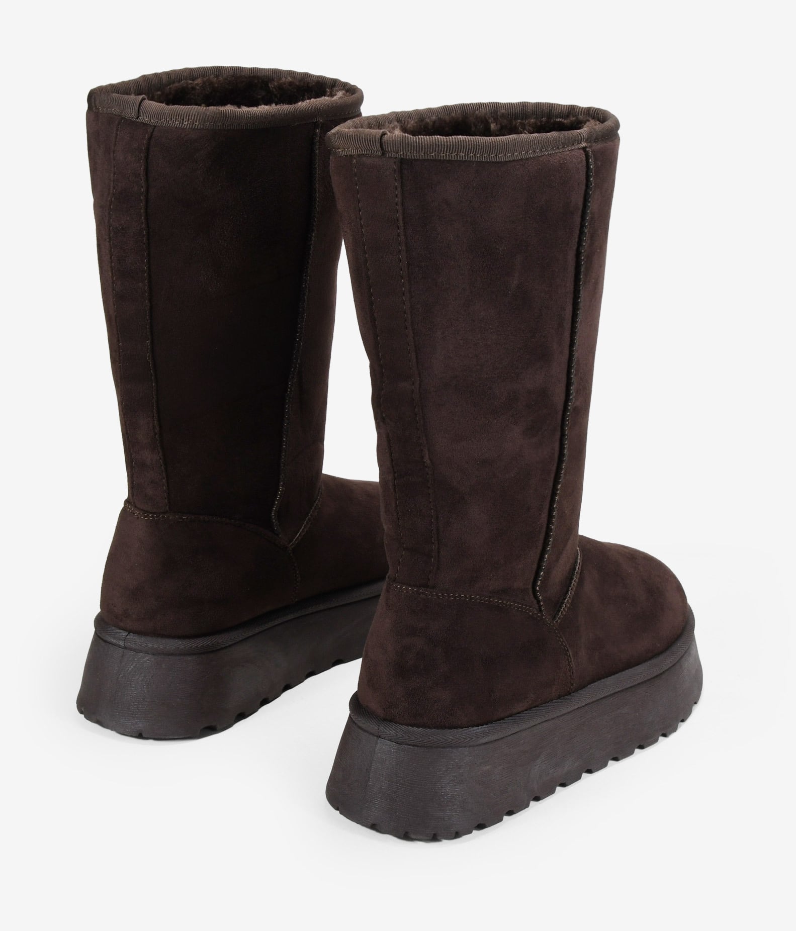 Botas altas marrones de invierno con plataforma