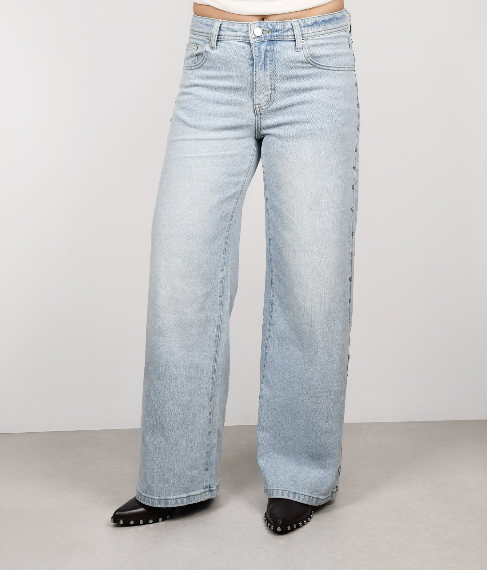 Pantalón tejano azul con tachuelas