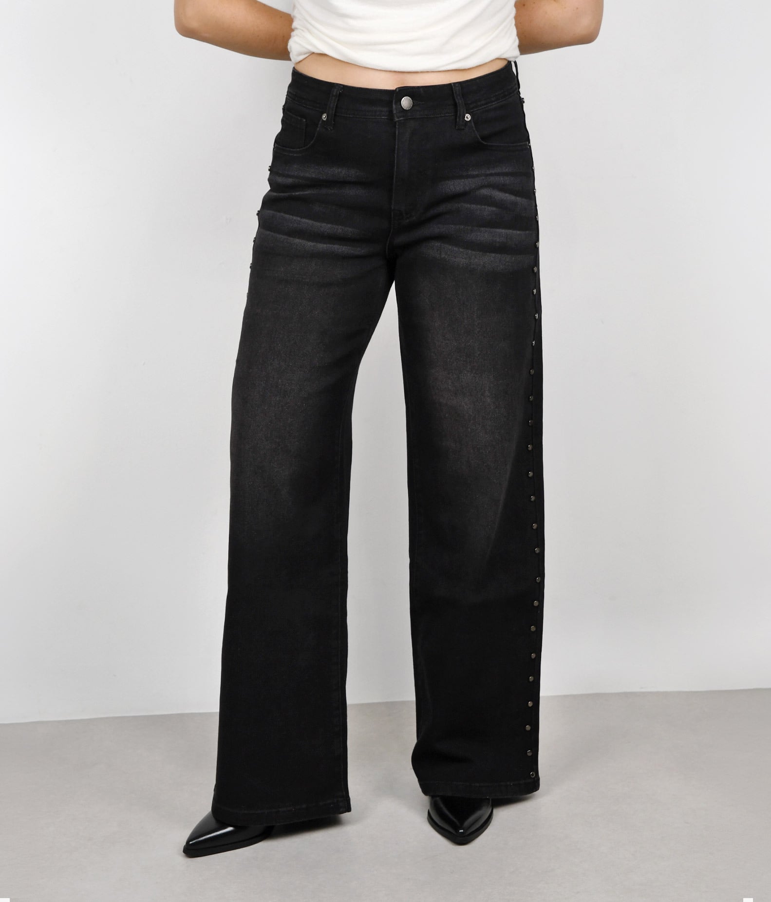 Pantalón tejano negro con tachuelas