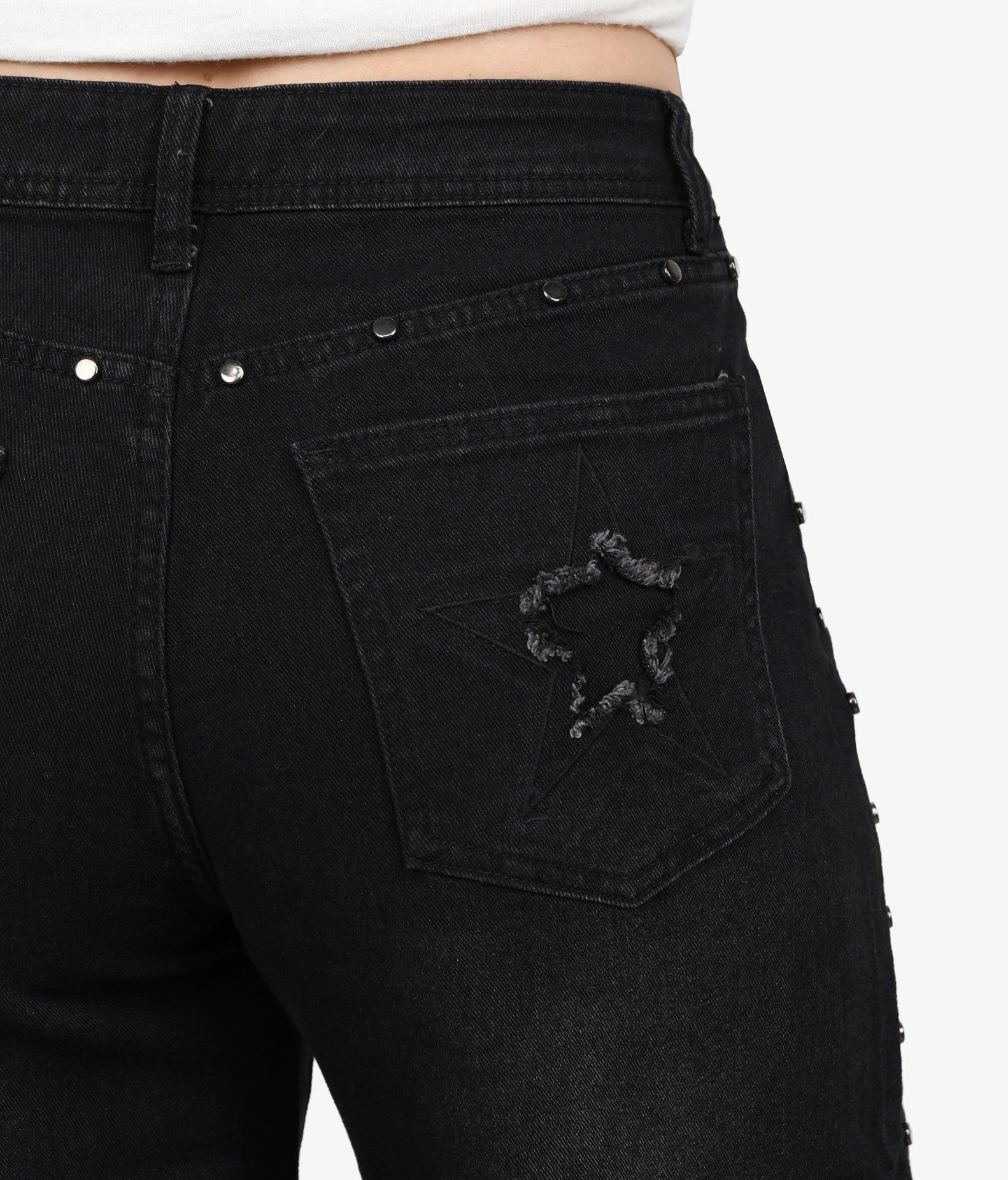 Pantalón tejano negro con tachuelas