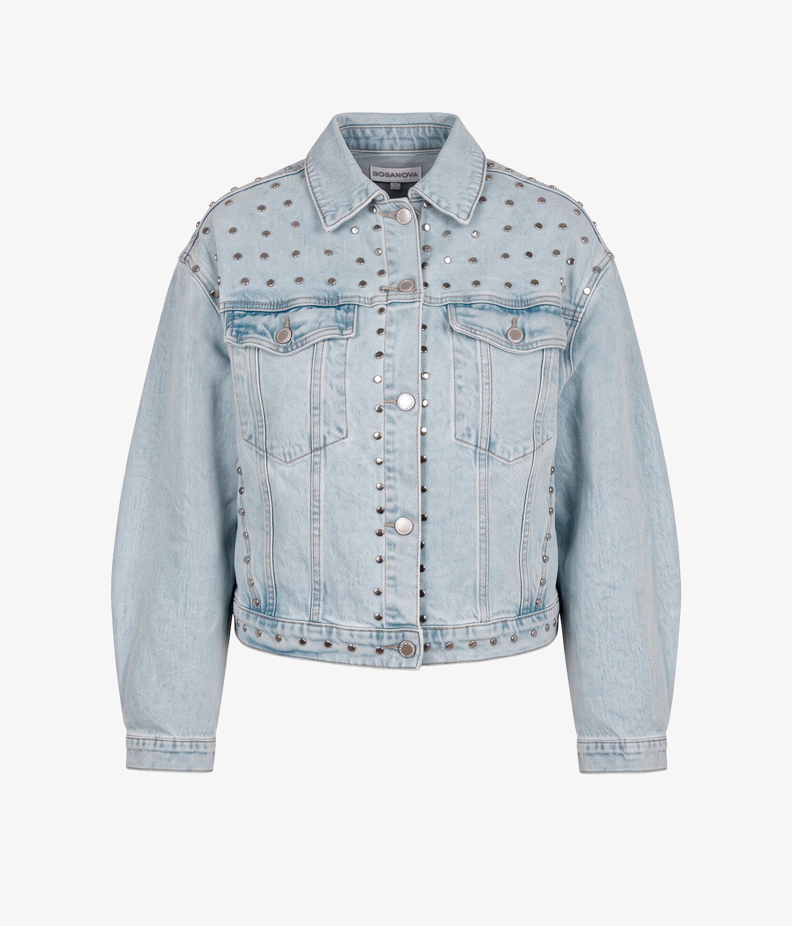 Chaqueta vaquera azul con tachuelas
