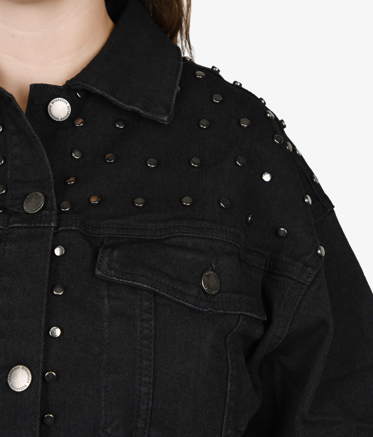 Chaqueta vaquera negra con tachuelas