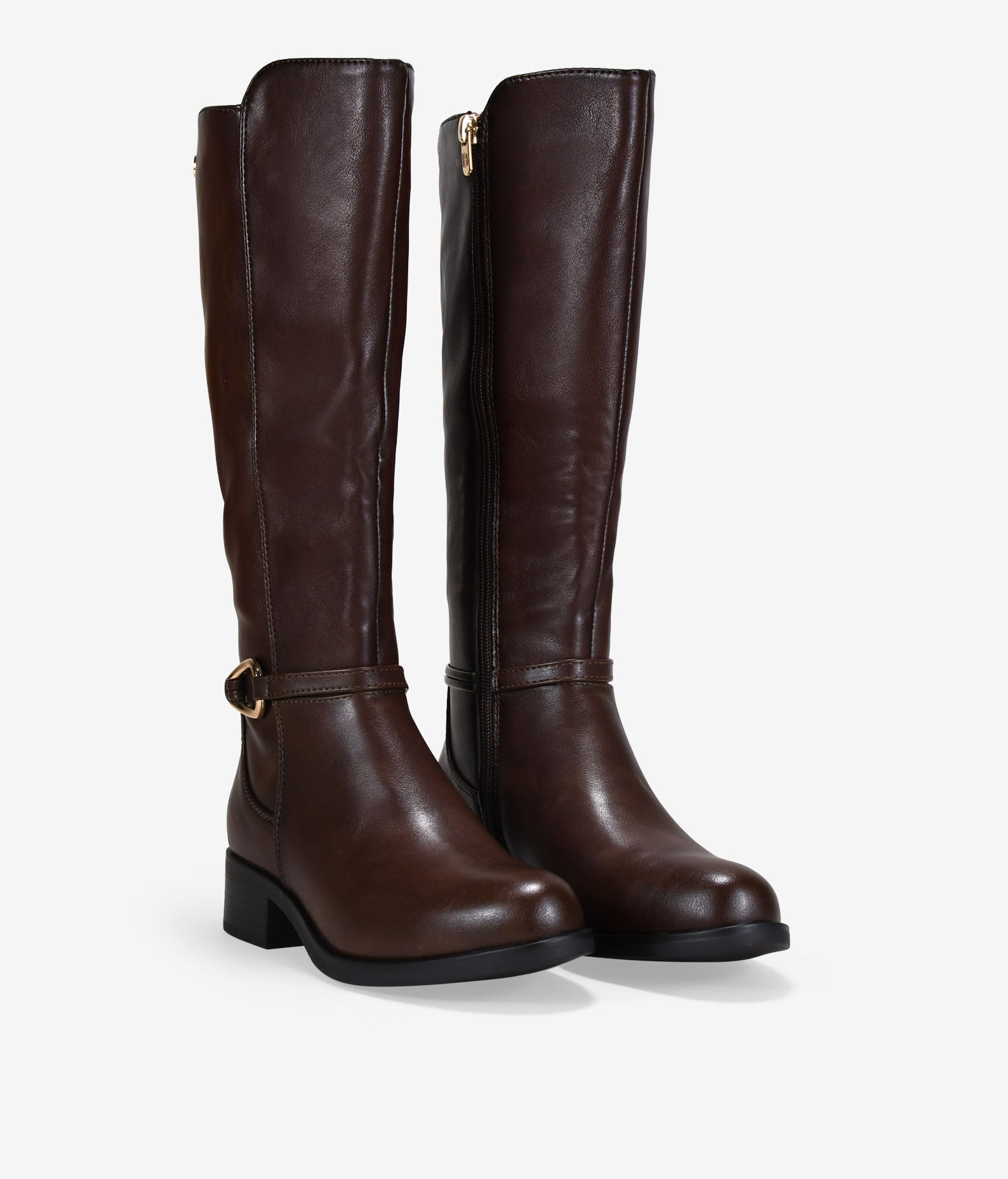 Botas altas marrones planas con aplique de metal