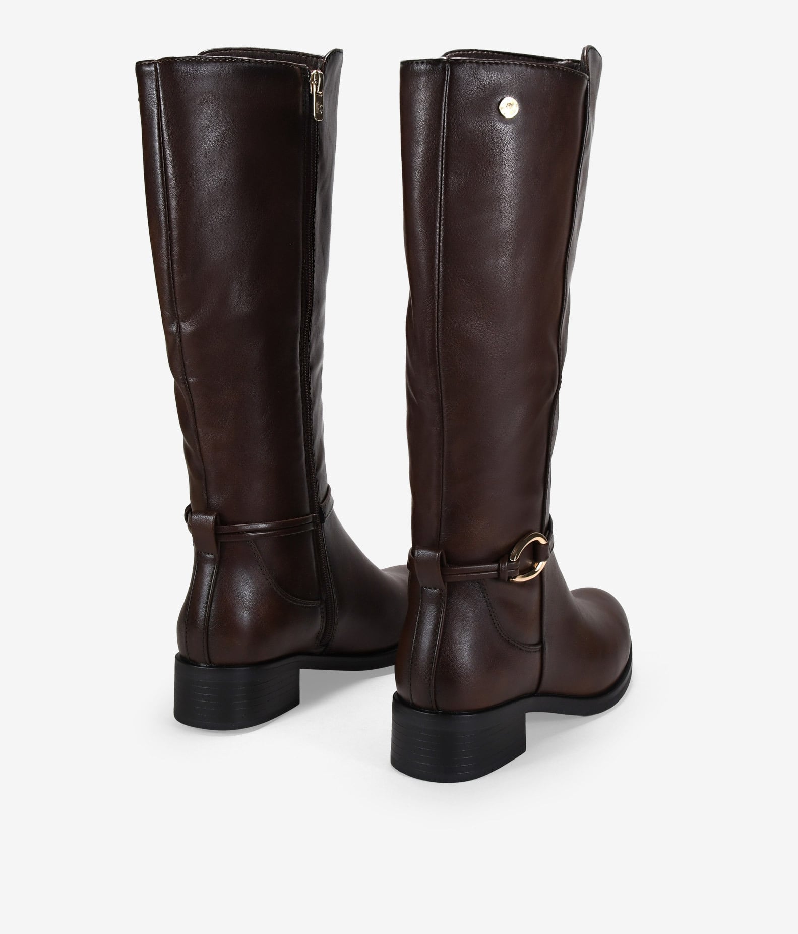 Botas altas marrones planas con aplique de metal