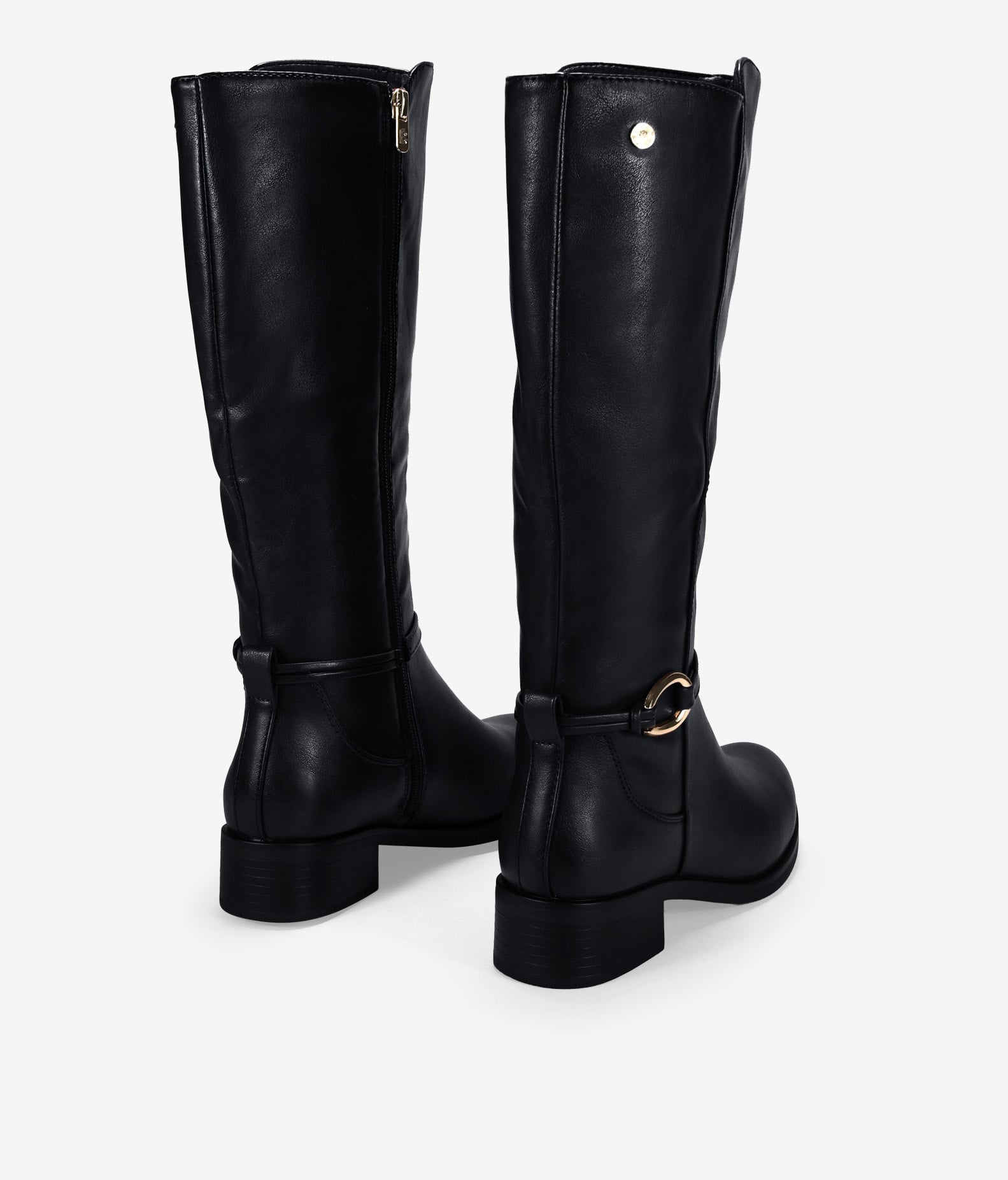 Botas altas negras planas con aplique de metal