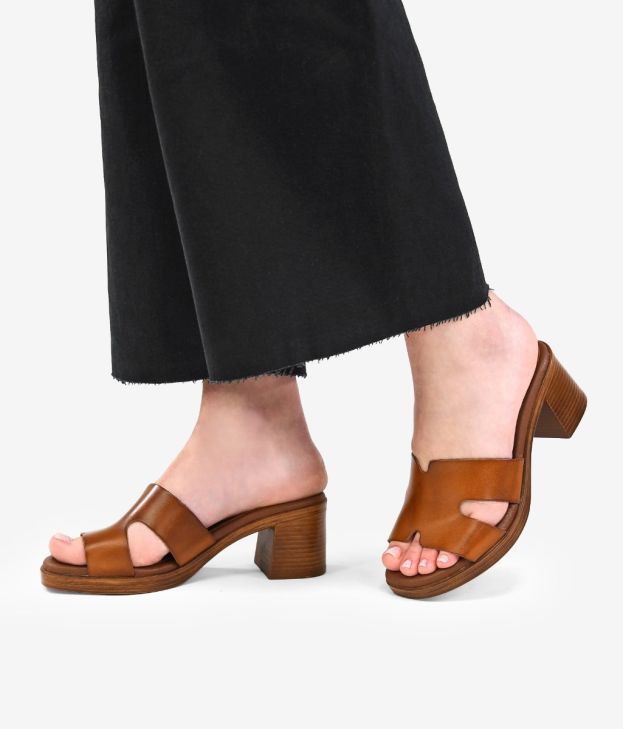 Sandalias mule marrones en piel con tacón