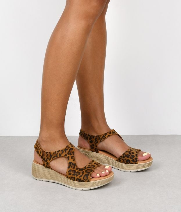 Keilsandaletten aus Leder mit Leopardenmuster
