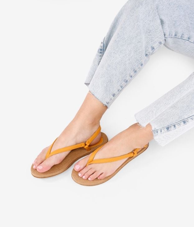 Sandalias amarillas de dedo