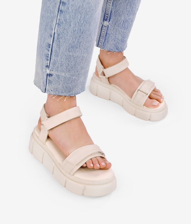 Sandali beige con velcro