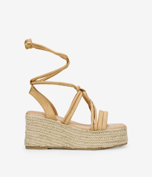 Sandalias con cuña de esparto y tiras beige