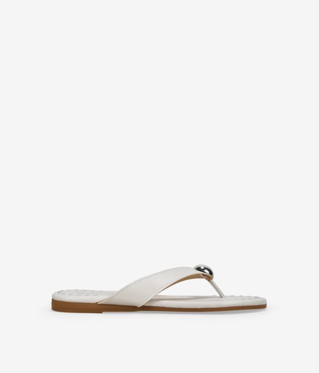 Sandali infradito beige con metallo e borchie
