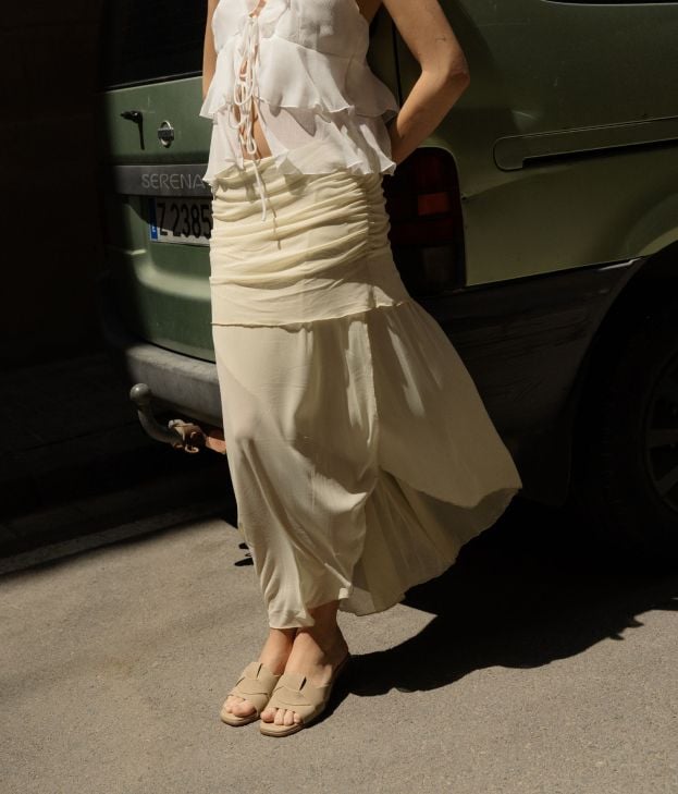 Long, asymmetrical, semi-transparent yellow skirt - Imagen 1
