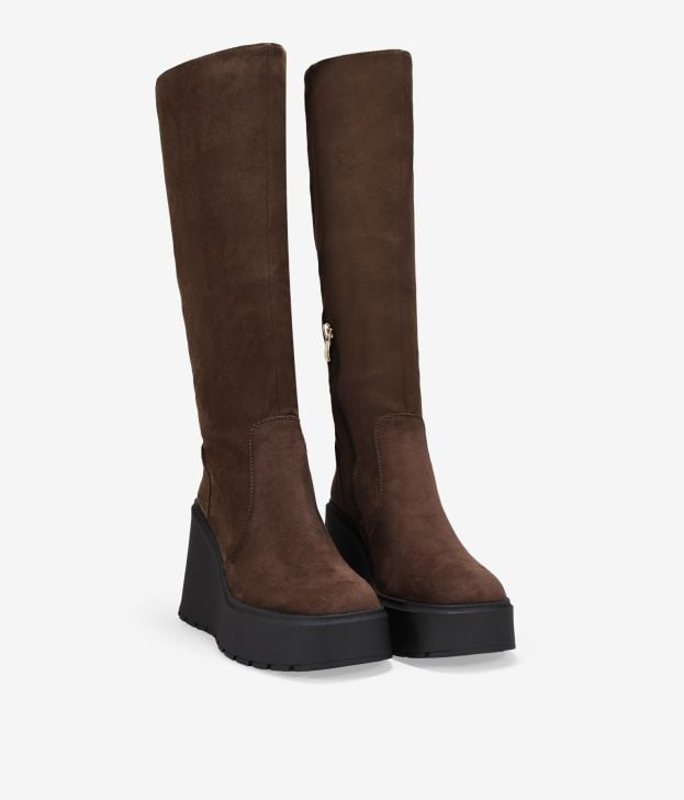 Botas altas marrones en ante con cuña - Imagen 2