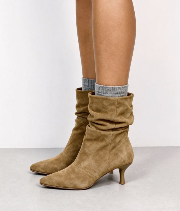Botines de tacón visón en piel efecto slouchy - Imagen 1