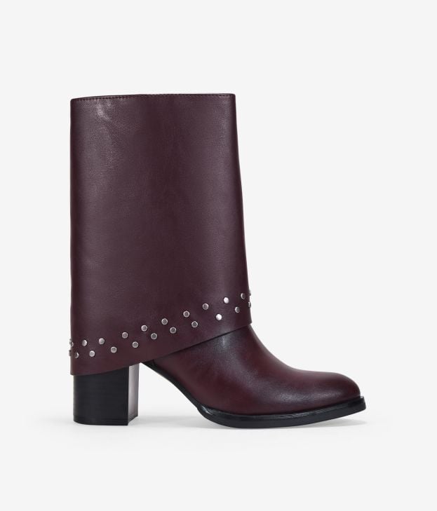 Botas de tacón burdeos con polaina y tachas - Imagen 1