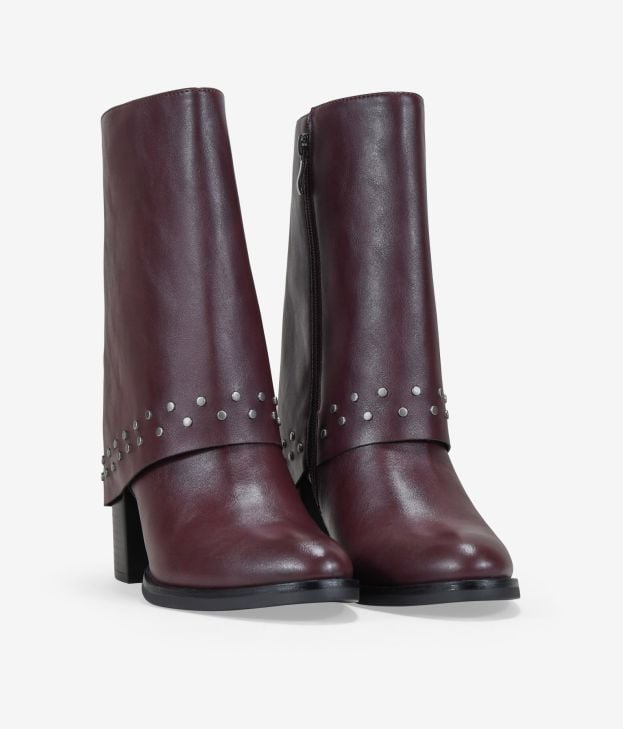 Botas de tacón burdeos con polaina y tachas - Imagen 2