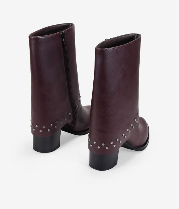 Botas de tacón burdeos con polaina y tachas - Imagen 3