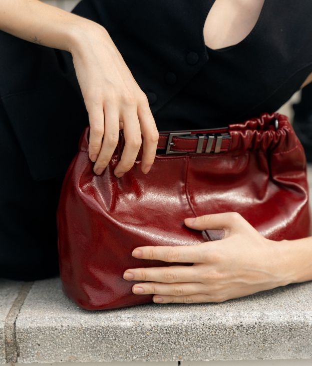 Bolso de mano burdeos efecto brillante - Imagen 6