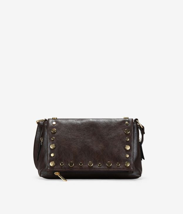 Bolso bandolera marrón con solapa y tachuelas - Imagen 1