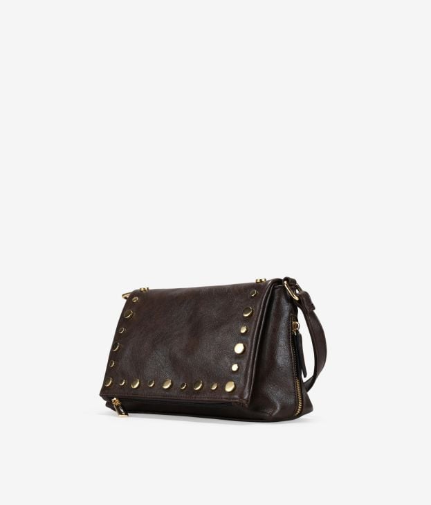Bolso bandolera marrón con solapa y tachuelas - Imagen 2