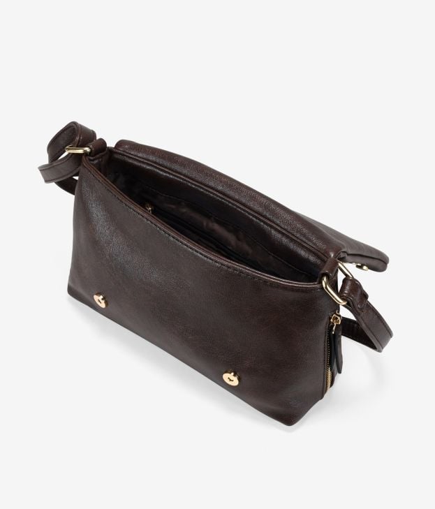 Bolso bandolera marrón con solapa y tachuelas - Imagen 4