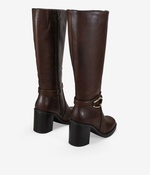 Botas altas marrones con tacón y hebilla - Imagen 3