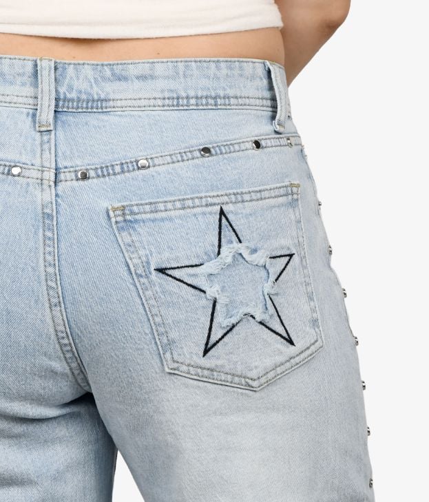 Pantalón tejano azul con tachuelas - Imagen 4