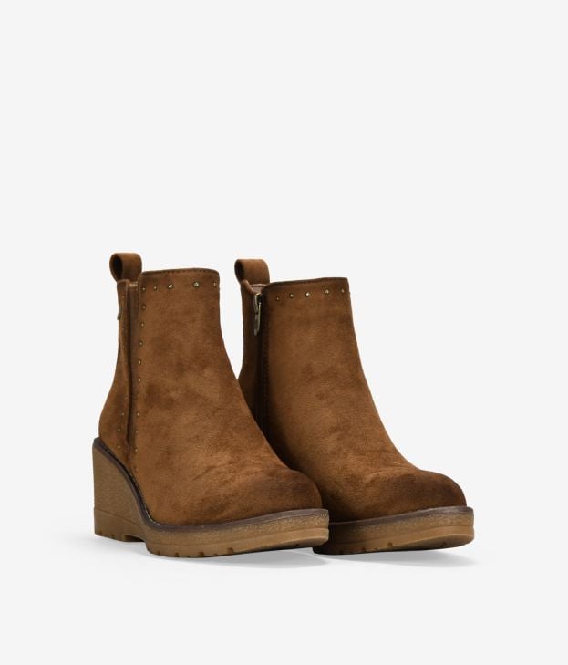 Taupe wedge ankle boots with studs - Imagen 2