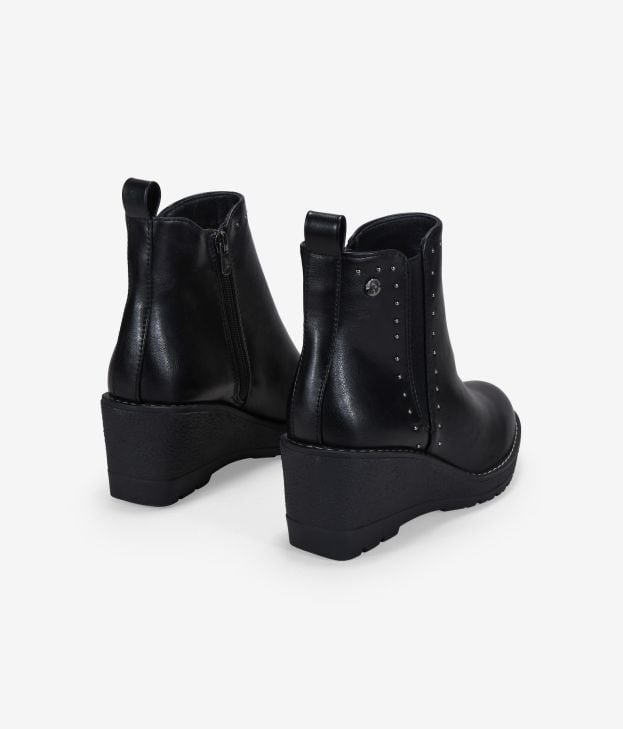 Black wedge ankle boots with studs - Imagen 3