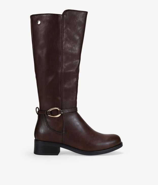 Botas altas marrones planas con aplique de metal - Imagen 2
