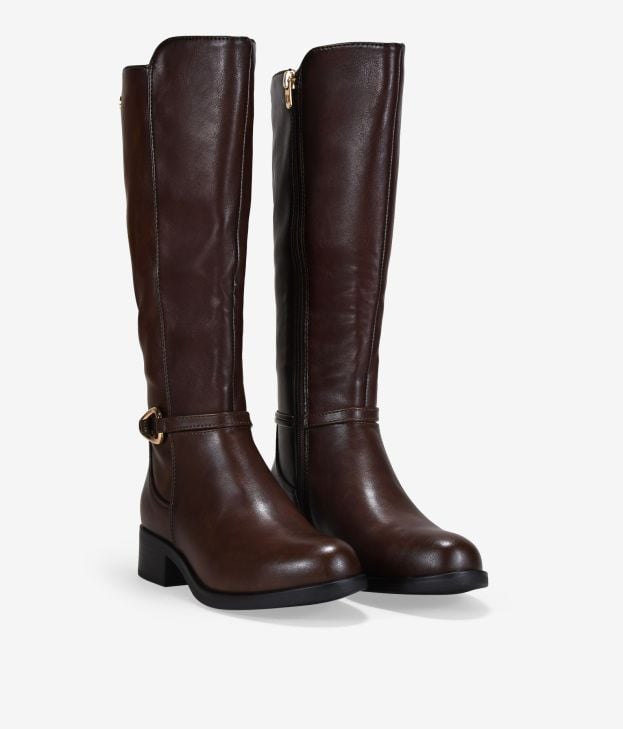 Botas altas marrones planas con aplique de metal - Imagen 3