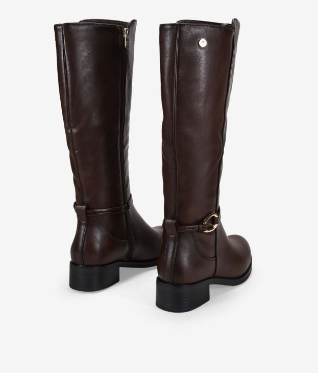 Botas altas marrones planas con aplique de metal - Imagen 4