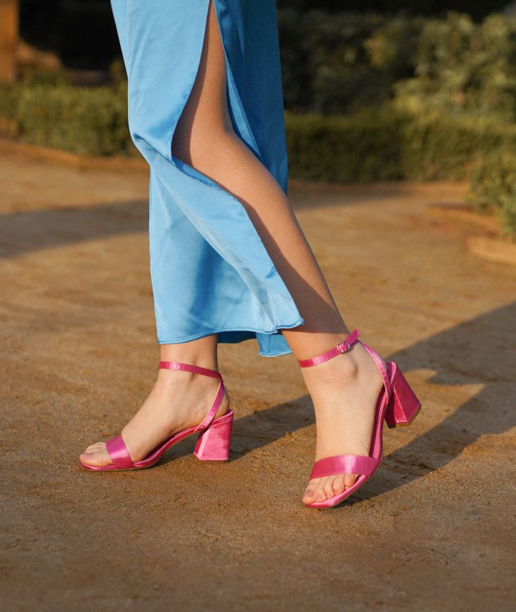 Sandalias de tacón rosas con pulsera
