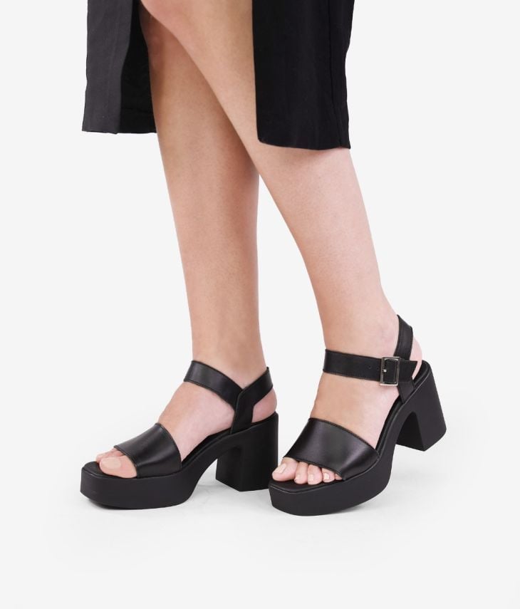 Sandálias de couro preto com salto