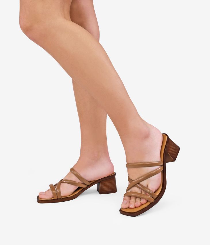 Sandália de couro marrom com salto