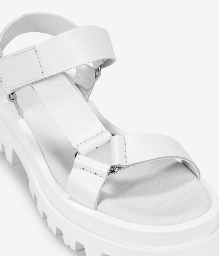 Sandálias de couro branco com velcro