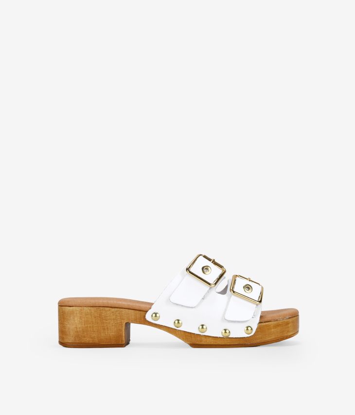 Sandálias de couro branco com fivelas