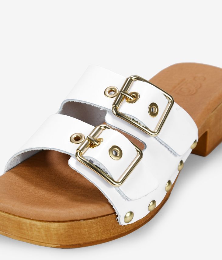 Sandálias de couro branco com fivelas