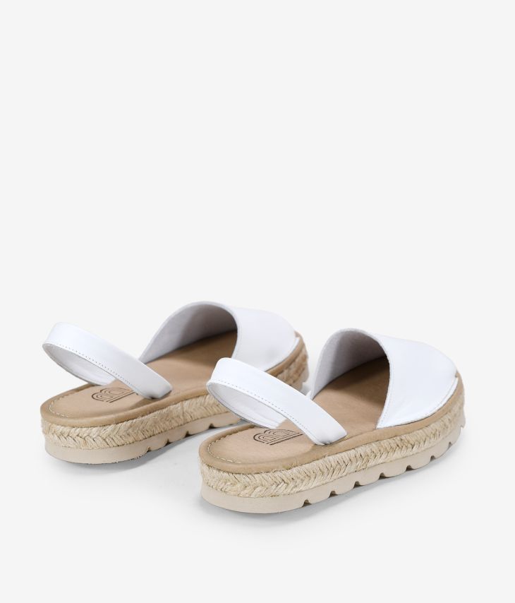 Sandales en cuir blanc avec herbe en sparte