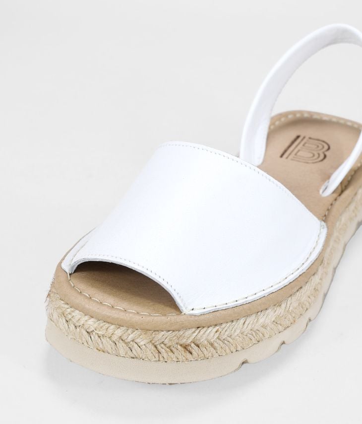 Sandálias de couro branco com grama esparto