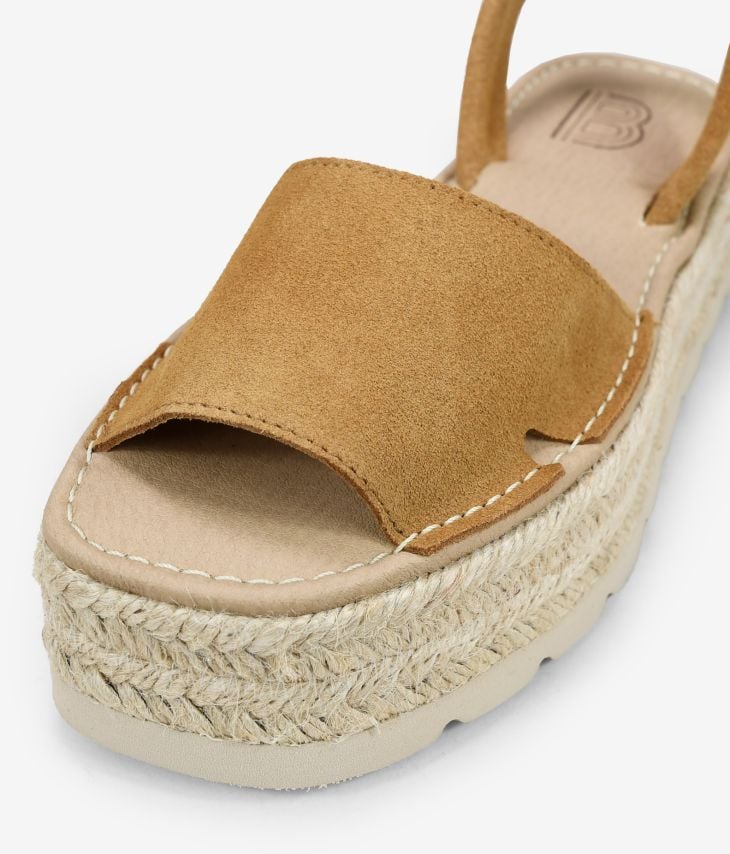 Sandales en cuir suédé marron avec plateforme en raphia