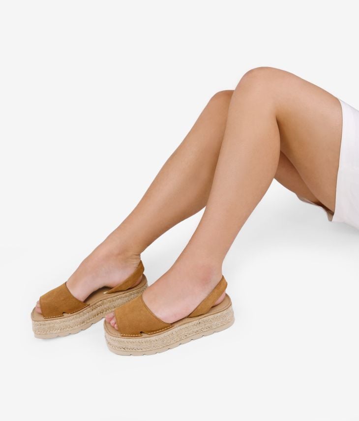 Sandali in pelle scamosciata marrone con plateau in rafia